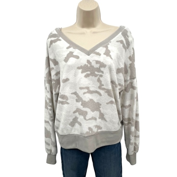 Derek Heart Neutral Camo Fuzzy Comfy Sweatshirt Size M - Picture 4 of 13